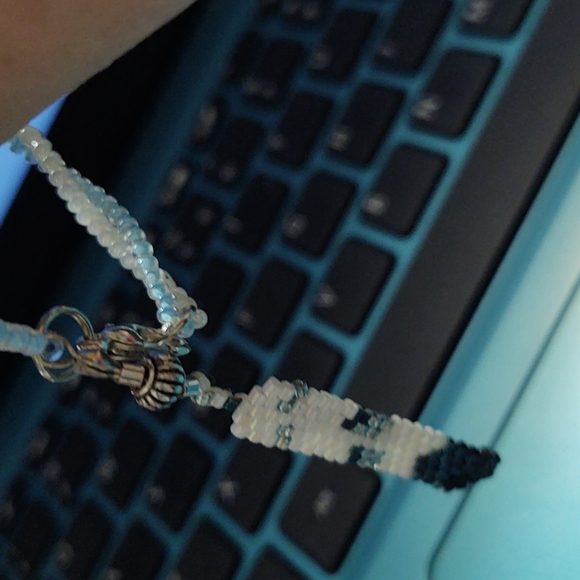 One of a kind. New. Beaded feather bracelet and earrings set - Picture 6 of 6